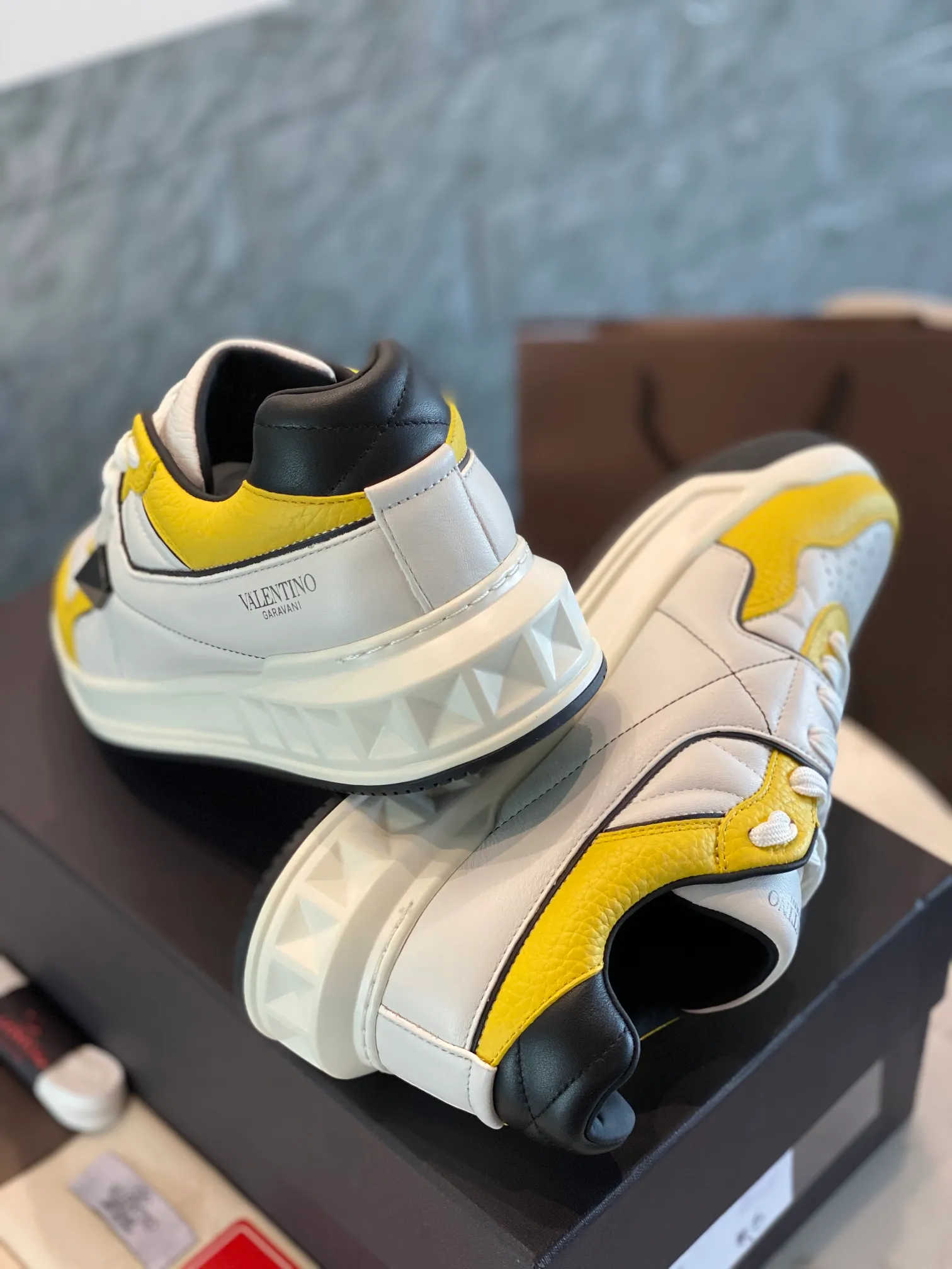 👟👟Ex-factory price 780👟👟 Valentino ONE STUD calfskin lace-up sneakers. Soft suede low-top sneakers, classic and versatile, couple's sneakers, special goods, worth buying! A pair of simple shoes with unique details will save you from the difficulty of dressing. OneStud sneakers, with quilted plaid and oversized rivets, create an eye-catching punk style and get rid of the heavy feeling of this season's clothing. U👟👟Ex-factory price raise calfskin derby shoes, with exquisite leather construction and simple silhouette, smooth lines set the tone of coolness, they are a versatile item in the wardrobe. There are more Valentino boutique shoes waiting for you to unlock! It’s time to get the shoes you’ve been coveting for a long time! Officially on sale 7,+++ - Seven straps, decorated with metallic rubber effect. Decoration on the back and tongue. Size 35-44.